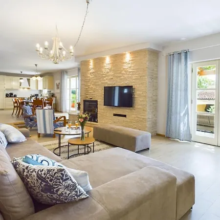 Rustic Azzurra With Pool In Sv Lovrec