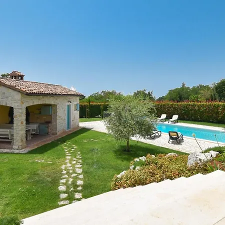 Rustic Azzurra With Pool In Sv Lovrec *