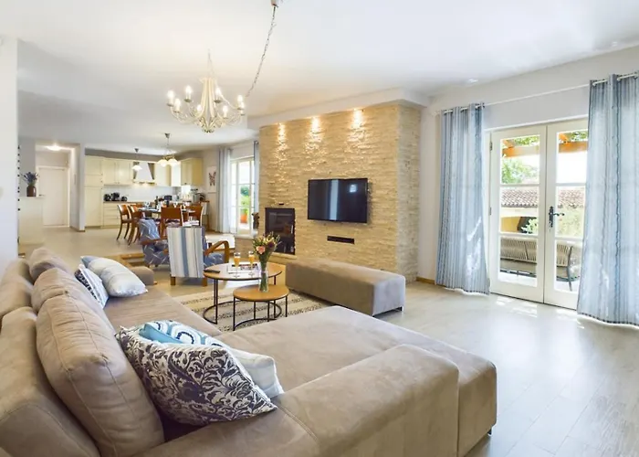 Rustic Azzurra With Pool In Sv Lovrec