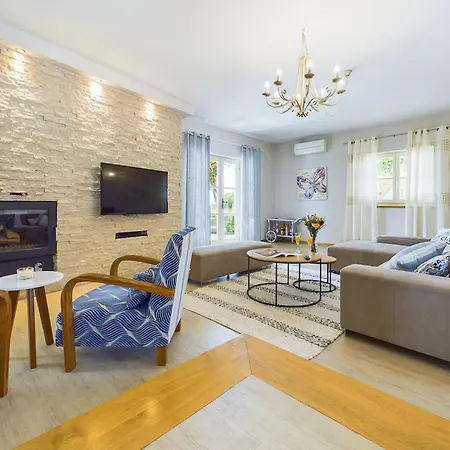 Rustic Azzurra With Pool In Sv Lovrec Medaki