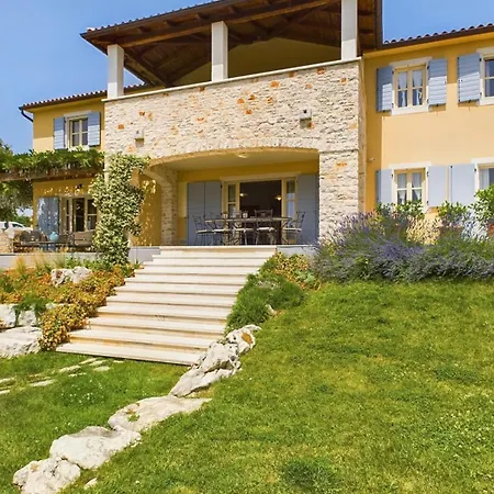 Rustic Azzurra With Pool In Sv Lovrec *