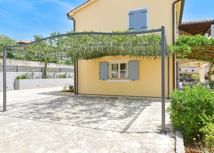 Rustic Azzurra With Pool In Sv Lovrec